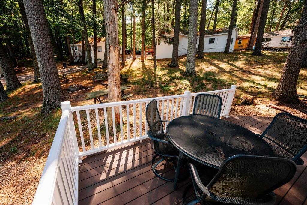 Cabin On Beautiful Arbutus Lake Near ทราเวิร์สซิตี้ ภายนอก รูปภาพ