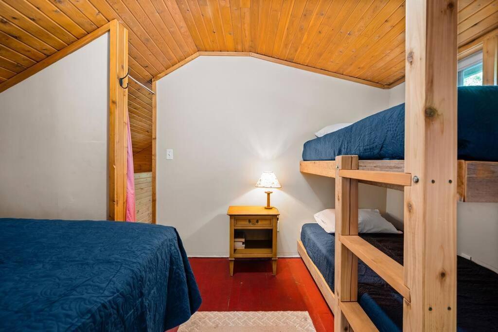 Cabin On Beautiful Arbutus Lake Near ทราเวิร์สซิตี้ ภายนอก รูปภาพ