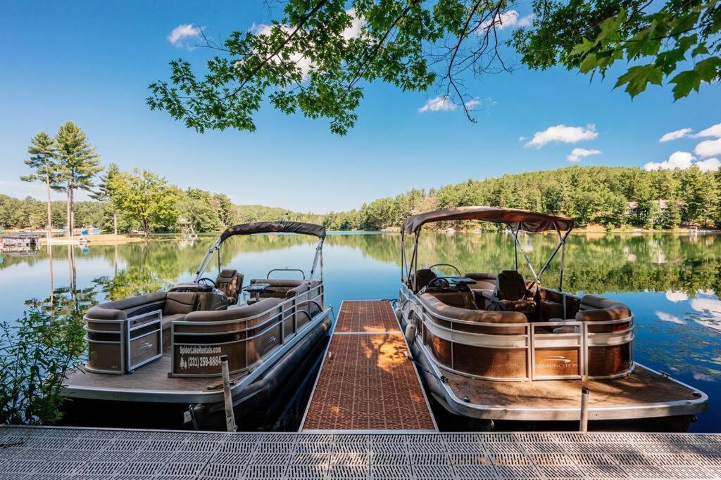 Cabin On Beautiful Arbutus Lake Near ทราเวิร์สซิตี้ ภายนอก รูปภาพ