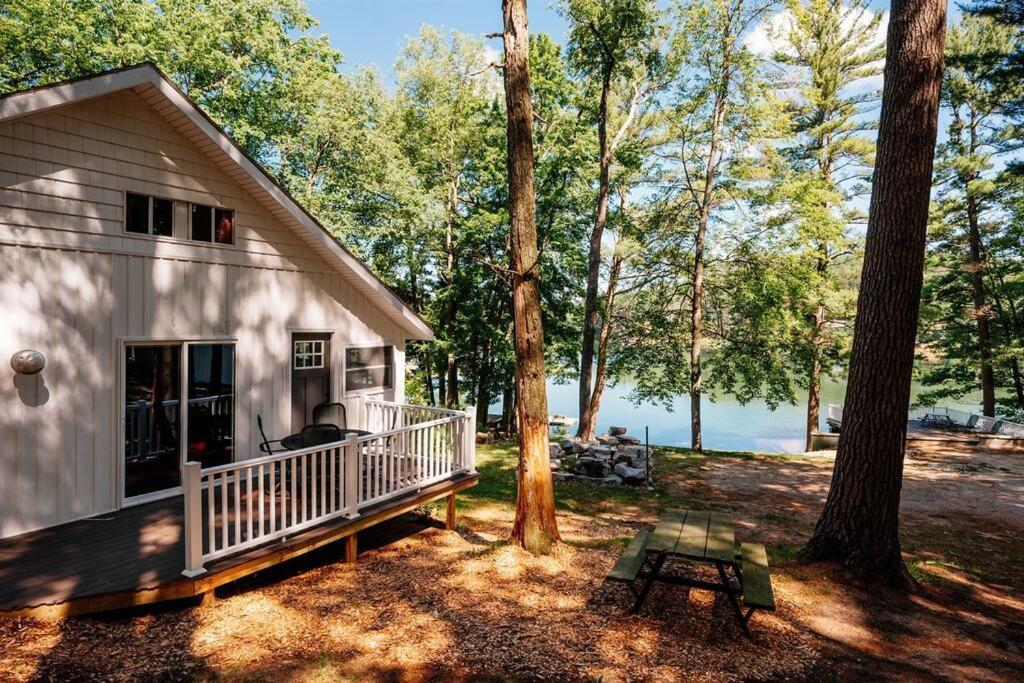 Cabin On Beautiful Arbutus Lake Near ทราเวิร์สซิตี้ ภายนอก รูปภาพ